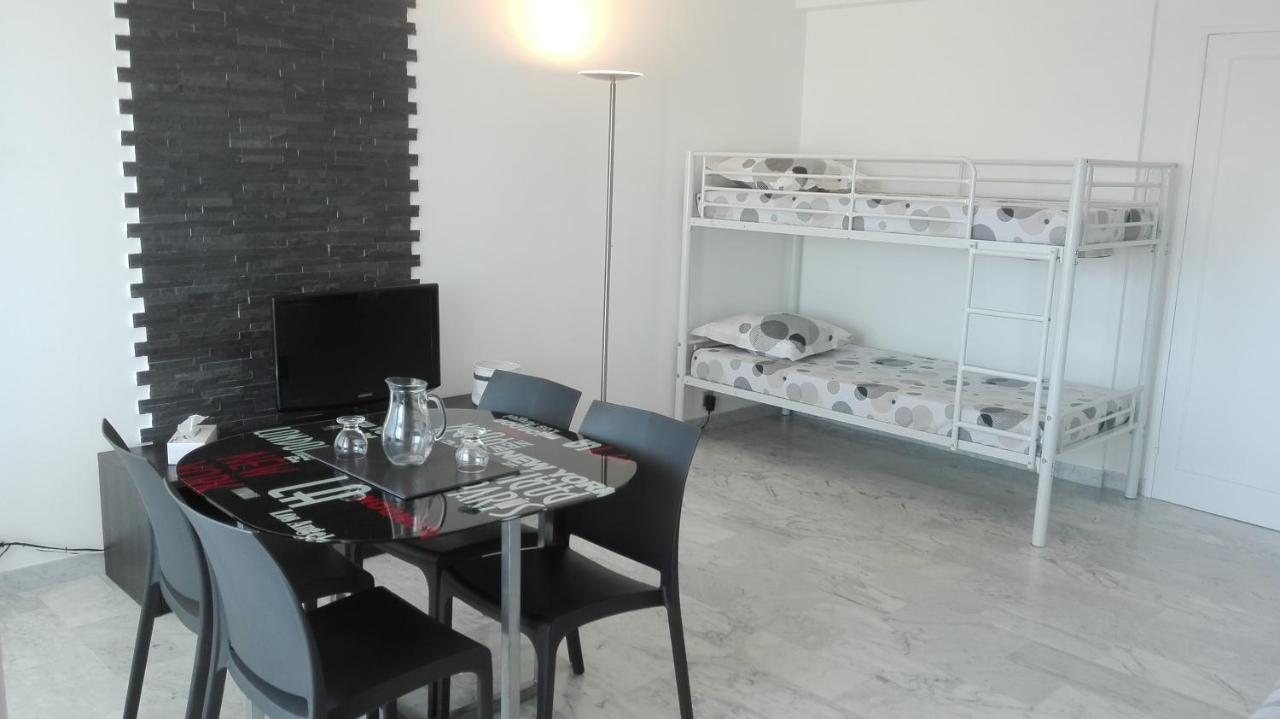 Grand Studio Climatise En Bord De Mer Avec Parking Securise Ґольф-Жуан Екстер'єр фото